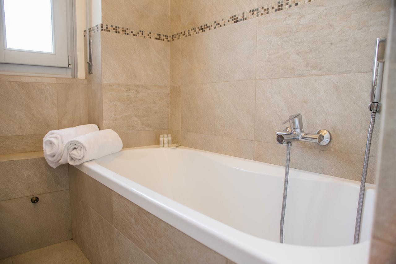 Adelaide Central Apartment Милано Екстериор снимка
